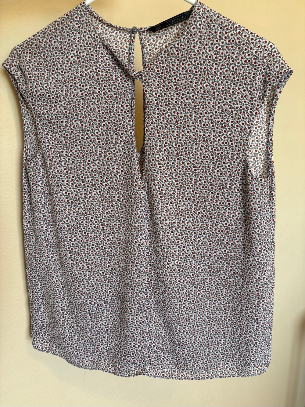 Zara White Sleeveless Floral Keyhole Blouse with Red & Black Print